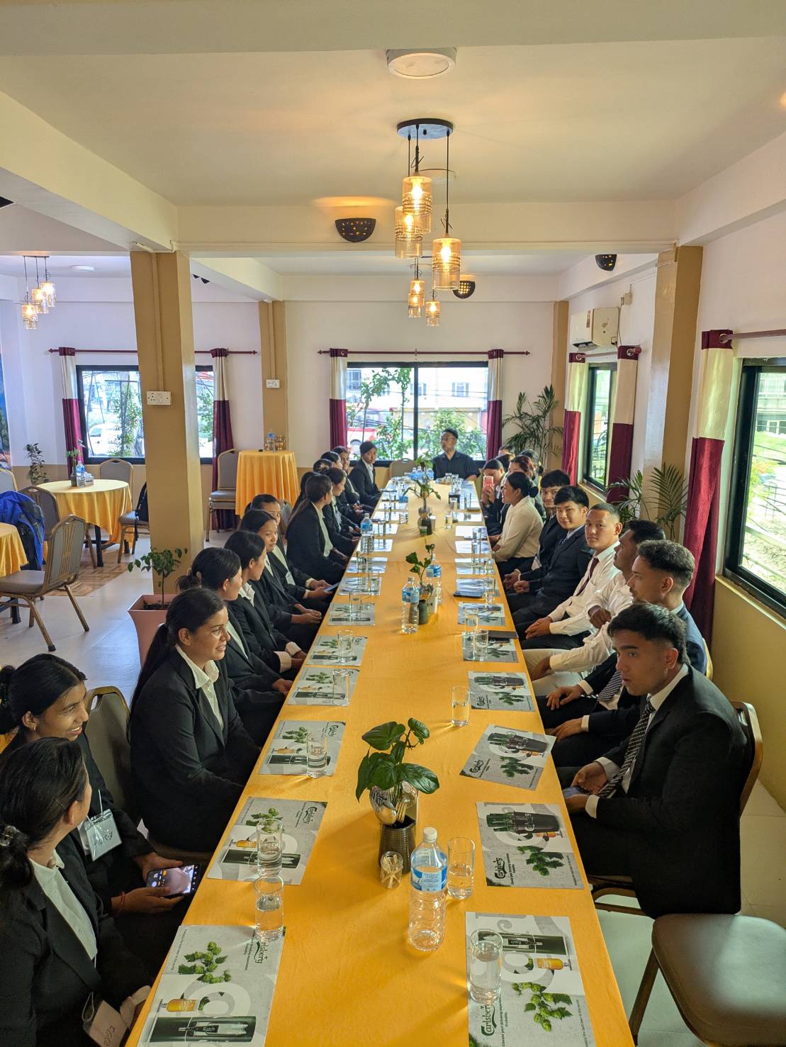 介護施設のスタッフミーティングルームでの打ち合わせの様子