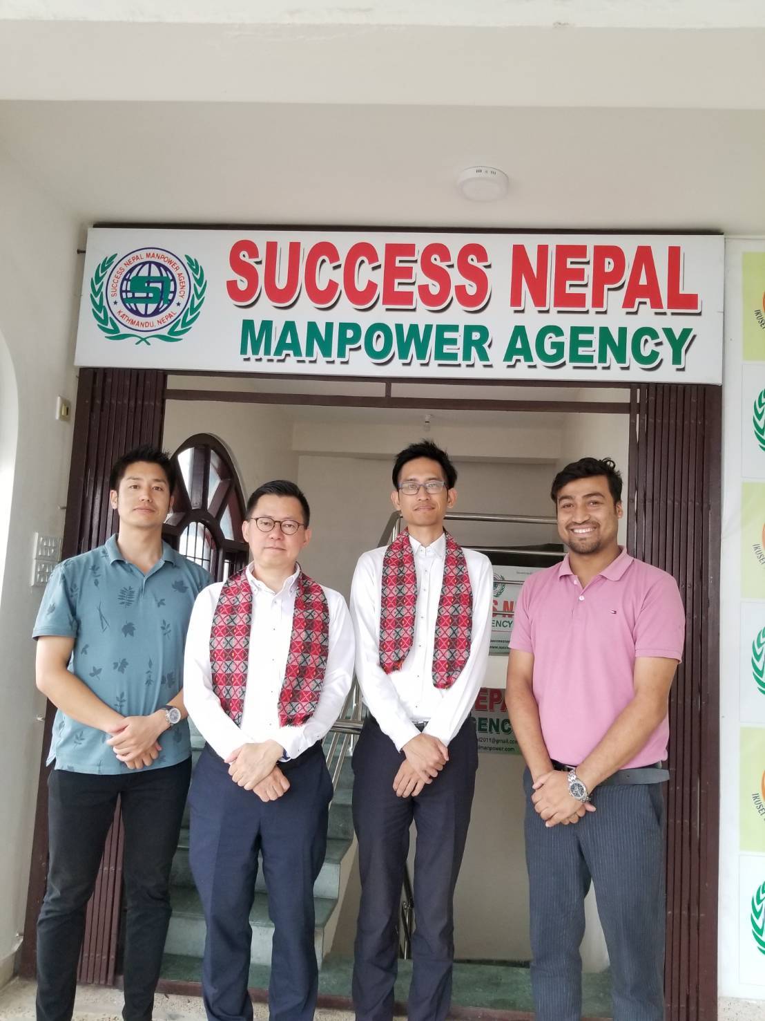 Success Nepalオフィス前での候補者とスタッフのミーティングの様子